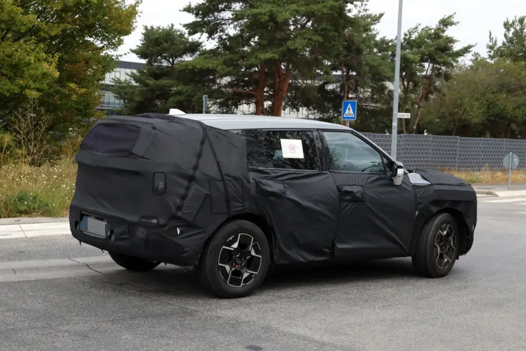 El Kia Sportage 2028 ya toma forma: más autonomía eléctrica y un interior completamente digital 17 Motor16 Kia Sportage 2028 espia 14 Motor16