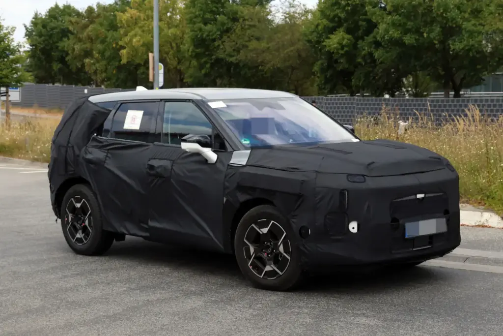 El Kia Sportage 2028 ya toma forma: más autonomía eléctrica y un interior completamente digital 9 Motor16 Kia Sportage 2028 espia 6 Motor16