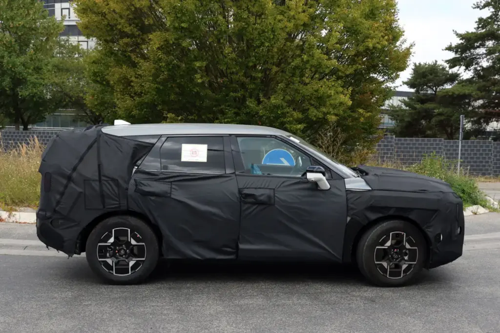 El Kia Sportage 2028 ya toma forma: más autonomía eléctrica y un interior completamente digital 12 Motor16 Kia Sportage 2028 espia 9 Motor16