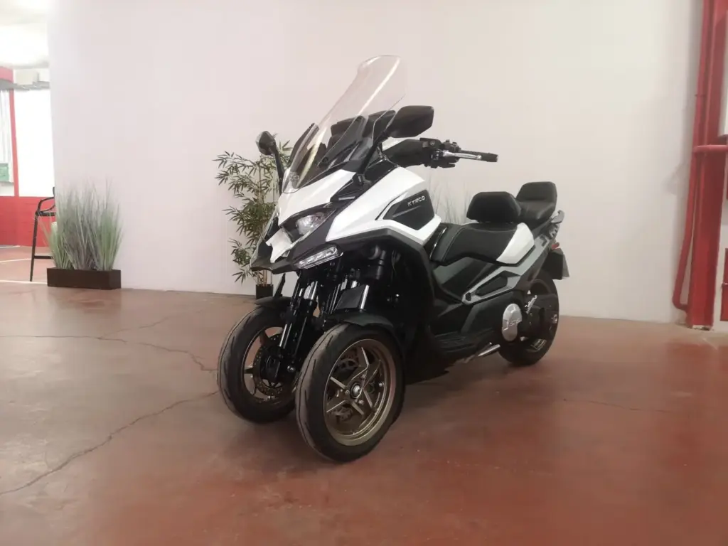 Prueba del Kymco CV3 575: Tres ruedas para conquistarlos a todos 6 Motor16 Kymco CV3 575 fotos 3 Motor16