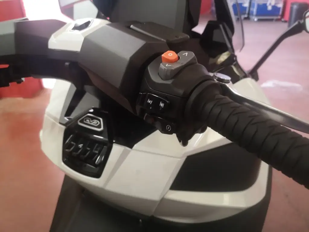 Prueba del Kymco CV3 575: Tres ruedas para conquistarlos a todos 13 Motor16 Kymco CV3 575 fotos 8 Motor16