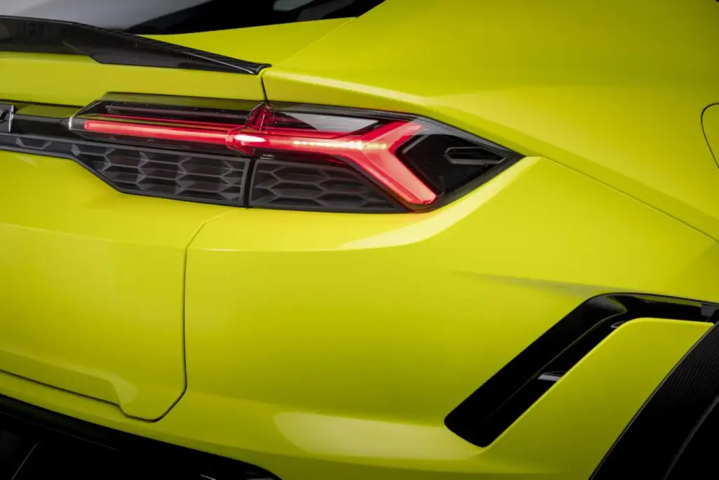 LAMBORGHINI URUS SE PERFORMANTE 43 Motor16