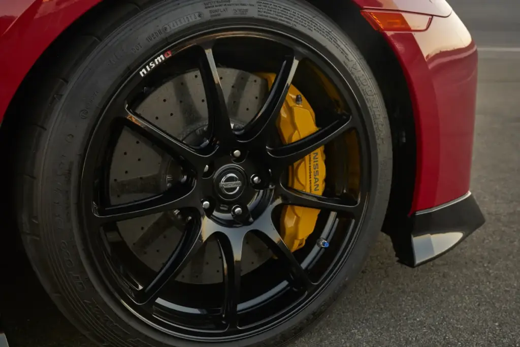Pinzas de freno en Nissan: ¿qué significan los colores rojo, amarillo, dorado o plata? 4 Motor16 Los colores de las pinzas de freno en Nissan 1 Motor16