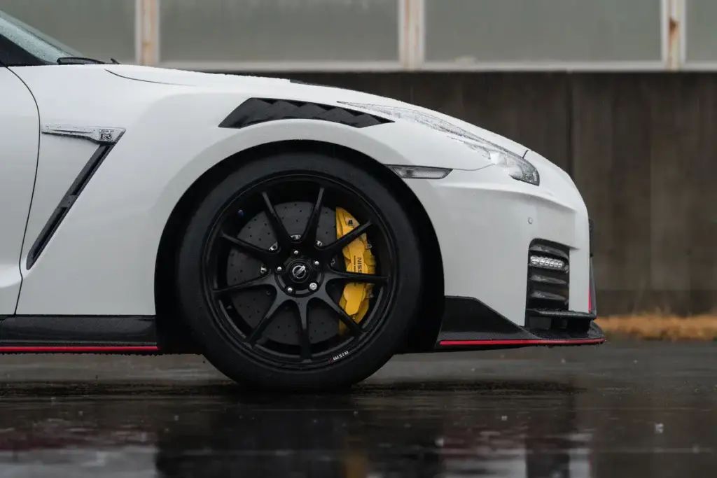 Pinzas de freno de colores: el código visual que revela un coche deportivo de alto rendimiento 1 Motor16 Los colores de las pinzas de freno en Nissan 3 Motor16