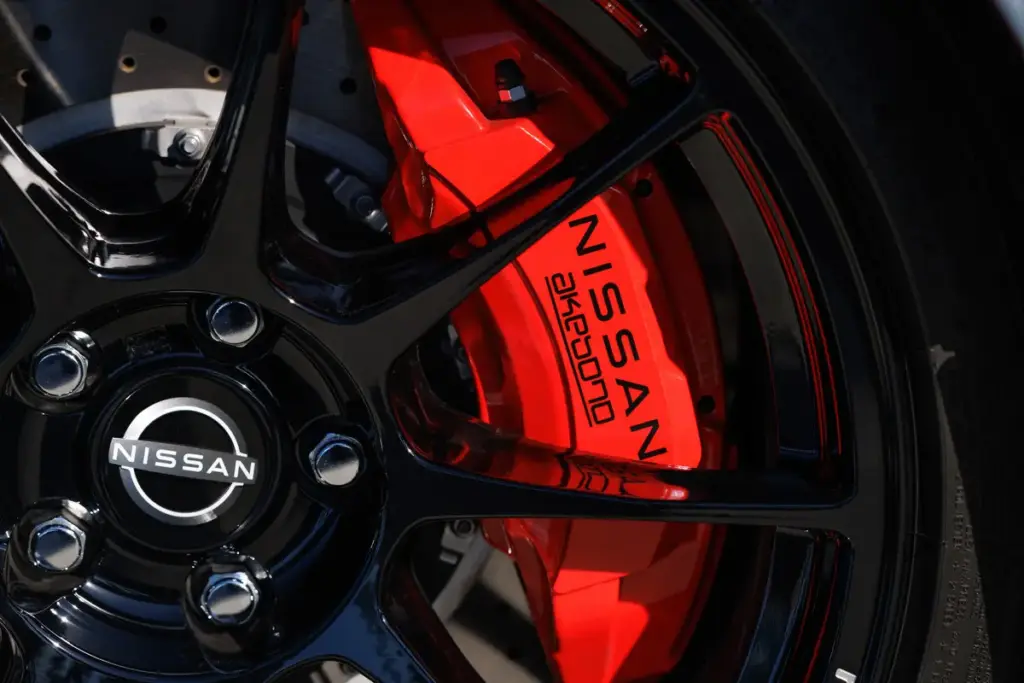 Pinzas de freno en Nissan: ¿qué significan los colores rojo, amarillo, dorado o plata? 2 Motor16 Los colores de las pinzas de freno en Nissan 6 Motor16