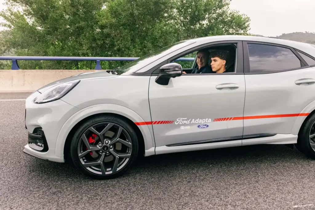 El piloto Marc Roma estrena el primer Ford Puma ST adaptado con sistema BlueCruise para conducir sin manos 1 Motor16 Ford Puma ST adaptado, Marc Roma, Ford Adapta