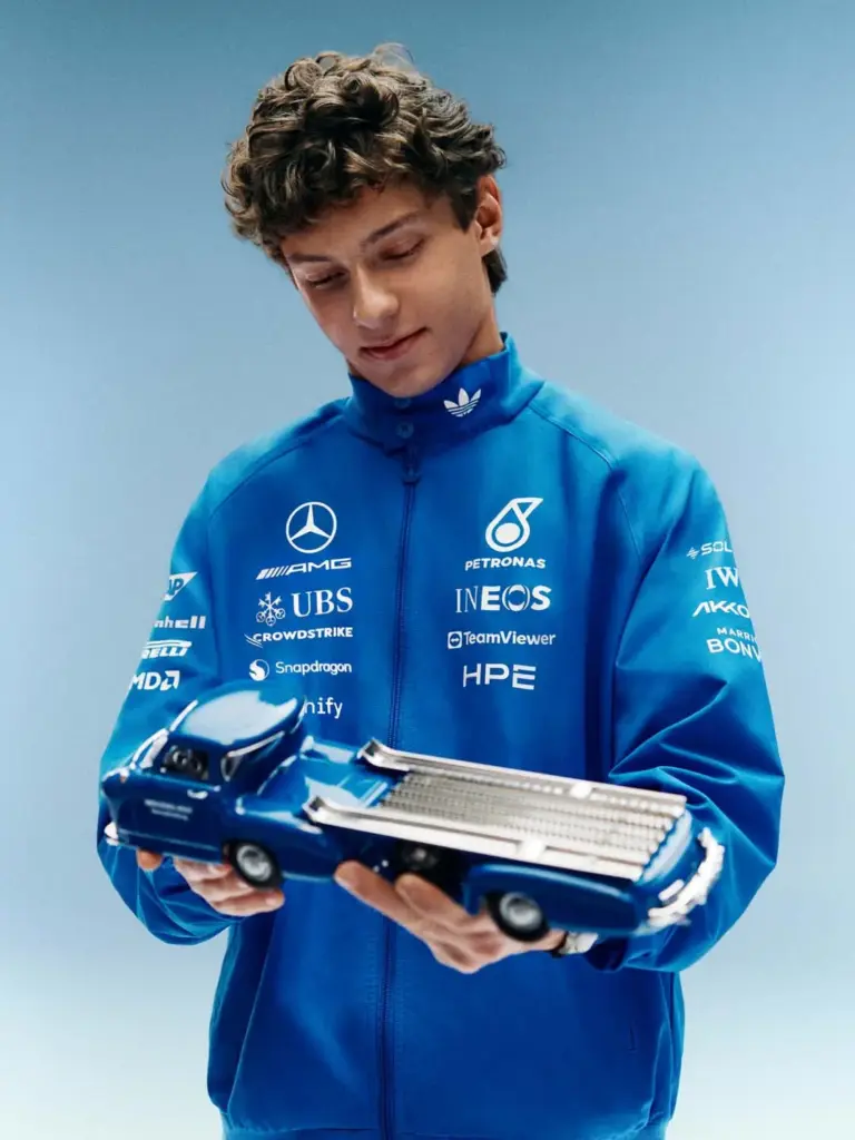Adidas y Mercedes-AMG PETRONAS reviven el mítico camión Blue Wonder de 1955 en una colección homenaje al GP de Gran Bretaña 2 Motor16 adidas, Mercedes_AMG Petronas F1, Kimi Antonelli