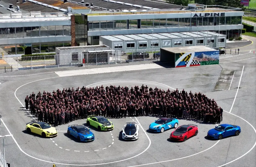El último A110 de gasolina cierra una era mientras Alpine prepara su salto al deportivo eléctrico 8 Motor16 Mas de 35000 Alpine A110.jpg Motor16