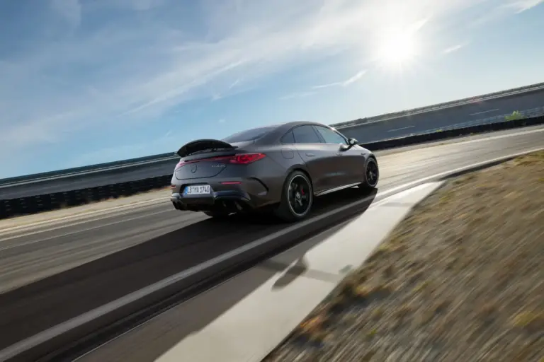 Sonido sintético en coches eléctricos: AMG elige shakers y Alpine busca su propia firma acústica