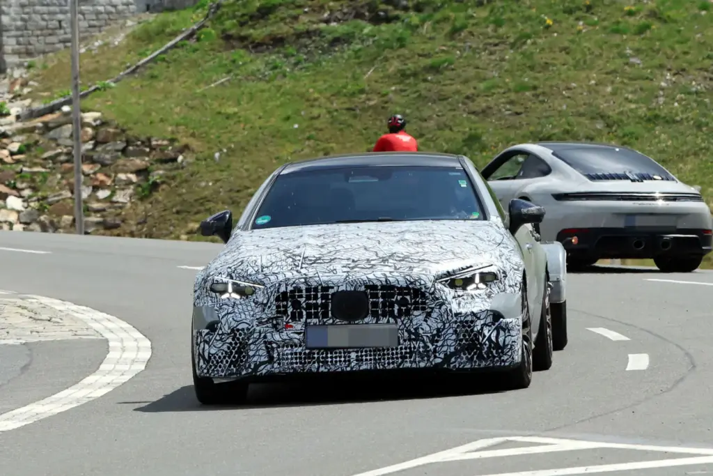 Mercedes-AMG CLE 2027: el V8 volverá con fuerza en el restyling más esperado de la gama 8 Motor16 Mercedes AMG CLE V8 2027 12 Motor16