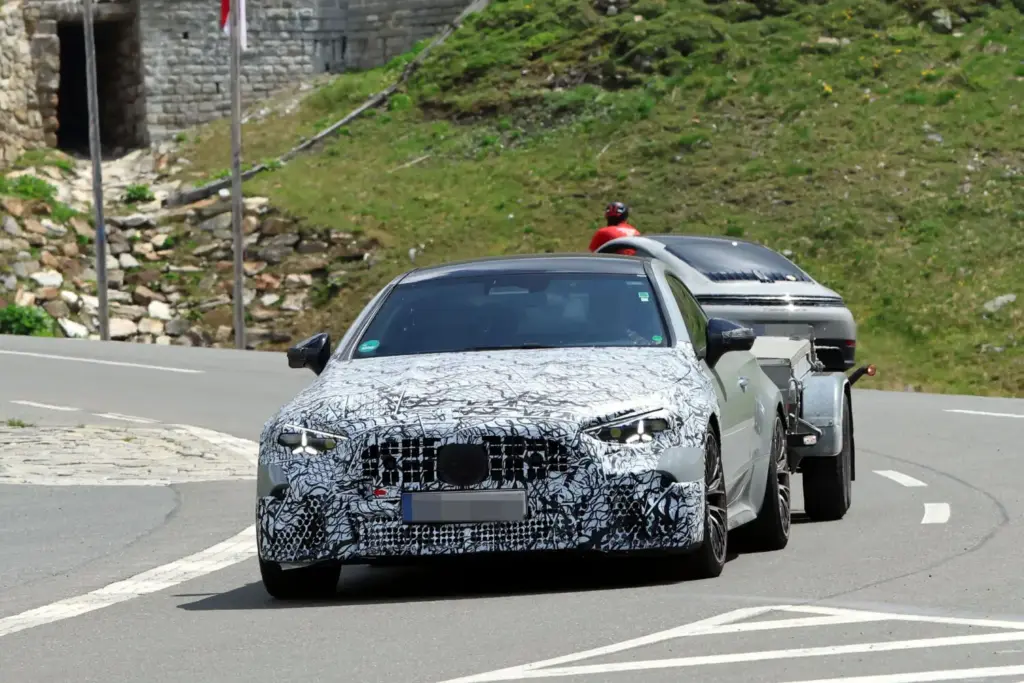 Mercedes-AMG CLE 2027: el V8 volverá con fuerza en el restyling más esperado de la gama 16 Motor16 Mercedes AMG CLE V8 2027 13 Motor16