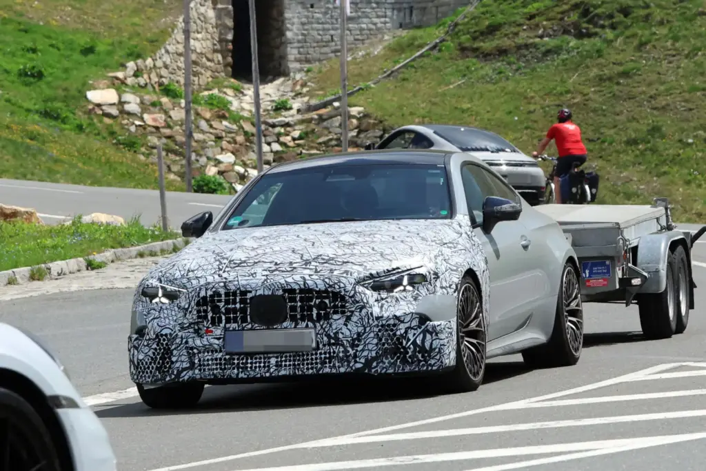 Mercedes-AMG CLE 2027: el V8 volverá con fuerza en el restyling más esperado de la gama 18 Motor16 Mercedes AMG CLE V8 2027 15 Motor16