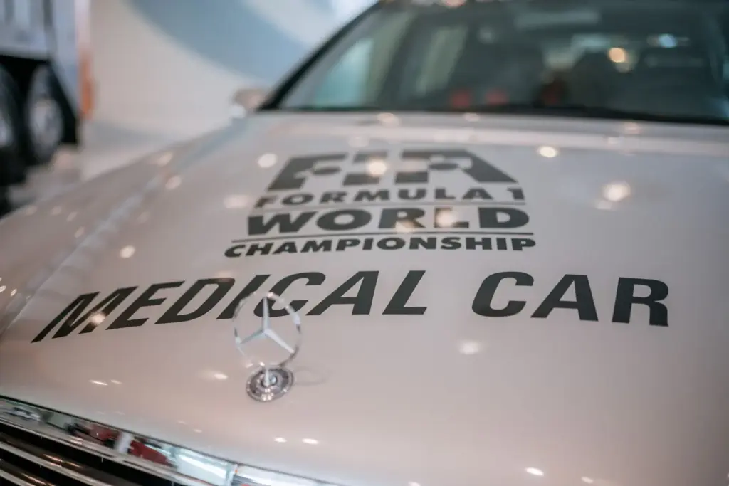 Mercedes-Benz C 32 AMG Medical Car de la Fórmula 1: La velocidad salva vidas 4 Motor16 Mercedes Benz C 32 AMG Coche medico oficial de la FIA F1 1 Motor16