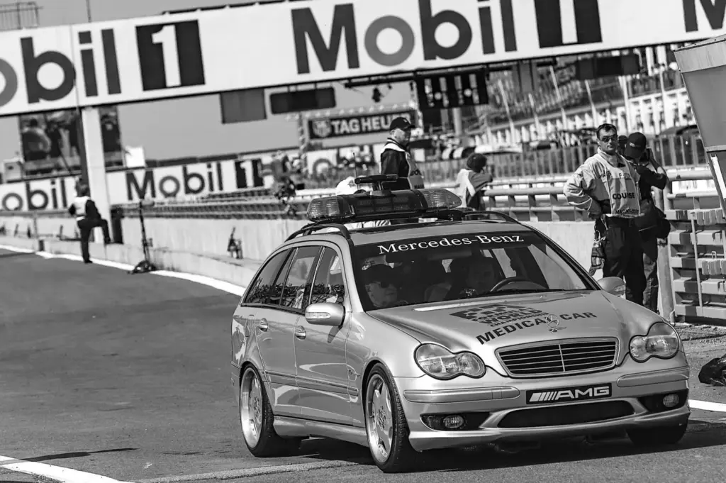 Mercedes-Benz C 32 AMG Medical Car de la Fórmula 1: La velocidad salva vidas 13 Motor16 Mercedes Benz C 32 AMG Coche medico oficial de la FIA F1 10 Motor16