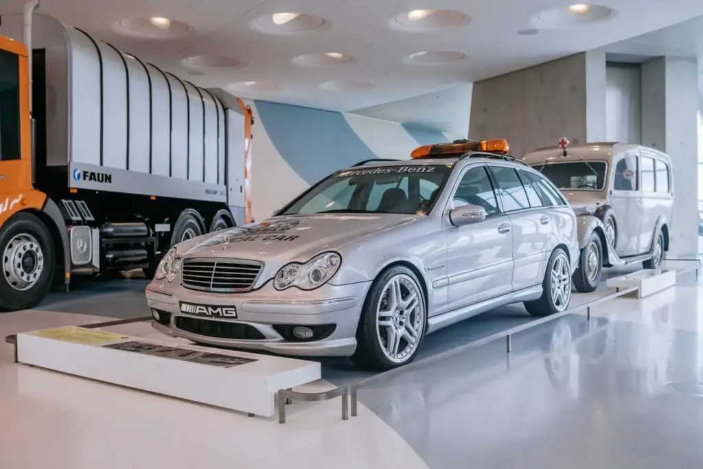 Mercedes-Benz C 32 AMG Medical Car de la Fórmula 1: La velocidad salva vidas 1 Motor16 Mercedes Benz C 32 AMG Coche medico oficial de la FIA F1 12 Motor16