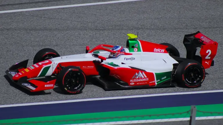Noel León gana la Feature de F2 en Hungría y suma su primer triunfo