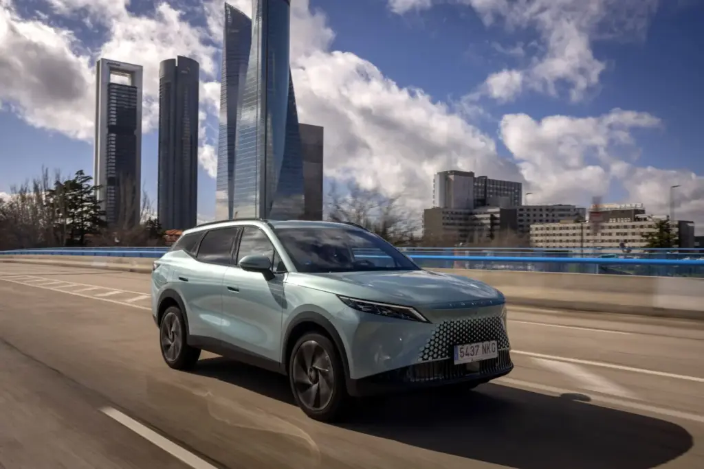 OMODA 7 SHS híbrido enchufable: estilo y espacio en un atractivo SUV fastback 9 Motor16 OMODA 7 SHS HIBRIDO ENCHUFABLE 1 Motor16