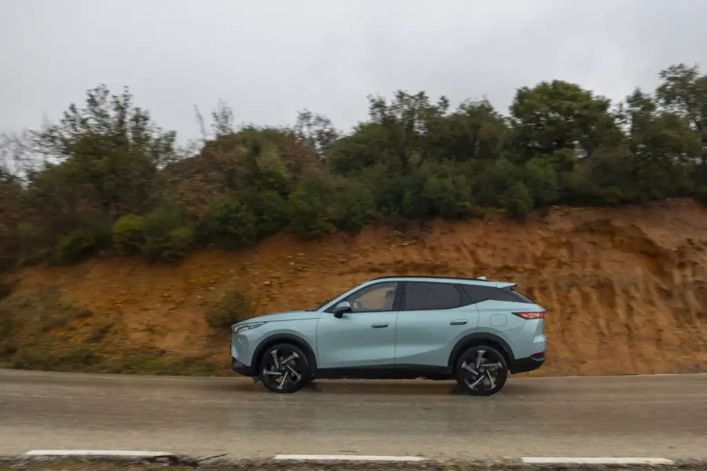 OMODA 7 SHS híbrido enchufable: estilo y espacio en un atractivo SUV fastback 23 Motor16 OMODA 7 SHS HIBRIDO ENCHUFABLE 15 Motor16