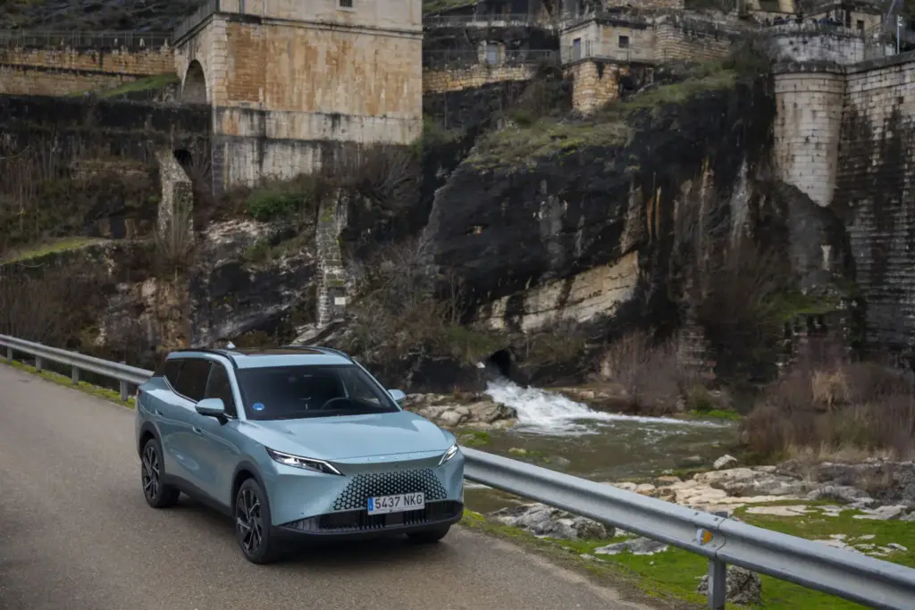 OMODA 7 SHS híbrido enchufable: estilo y espacio en un atractivo SUV fastback 8 Motor16 OMODA 7 SHS HIBRIDO ENCHUFABLE 16 Motor16