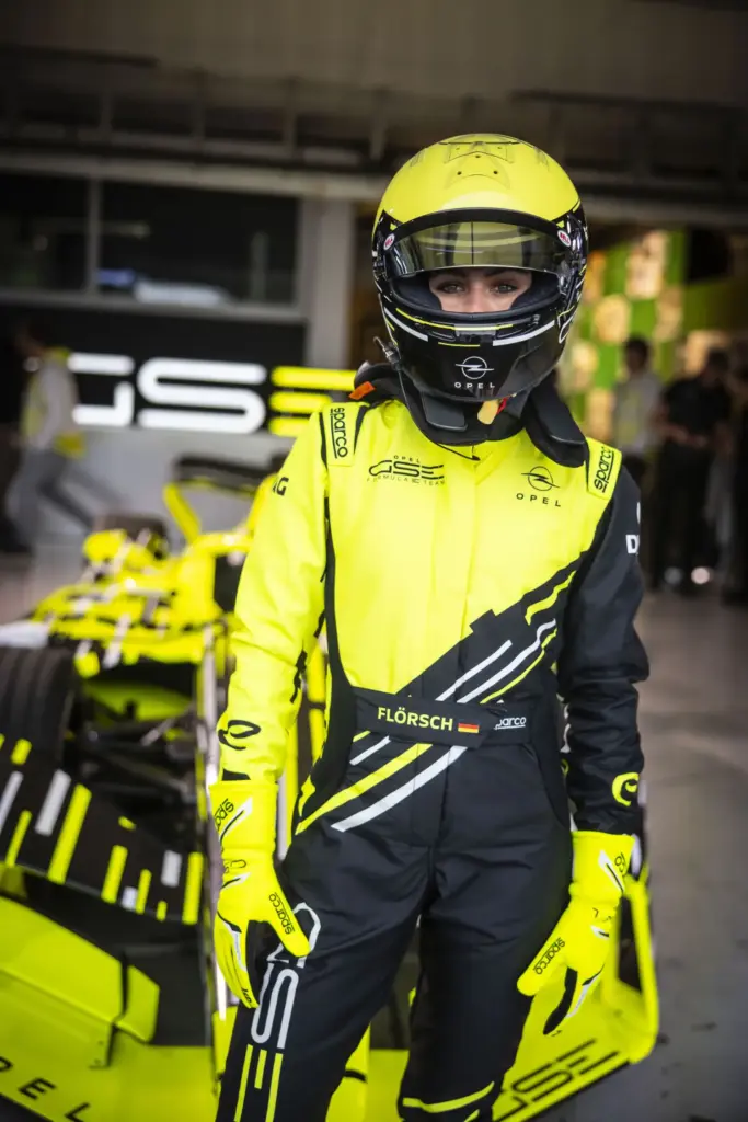 Opel se alía con Sparco para vestir a su equipo de Fórmula E con la mejor tecnología italiana 5 Motor16 OPEL GSE FORMULA E SPARCO sophia florsch2 Motor16