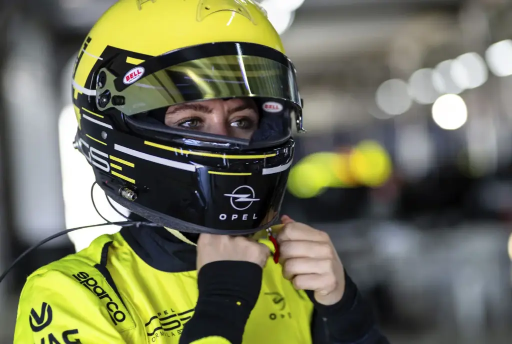Opel se alía con Sparco para vestir a su equipo de Fórmula E con la mejor tecnología italiana 8 Motor16 OPEL GSE FORMULA E SPARCO sophia florsch7 Motor16