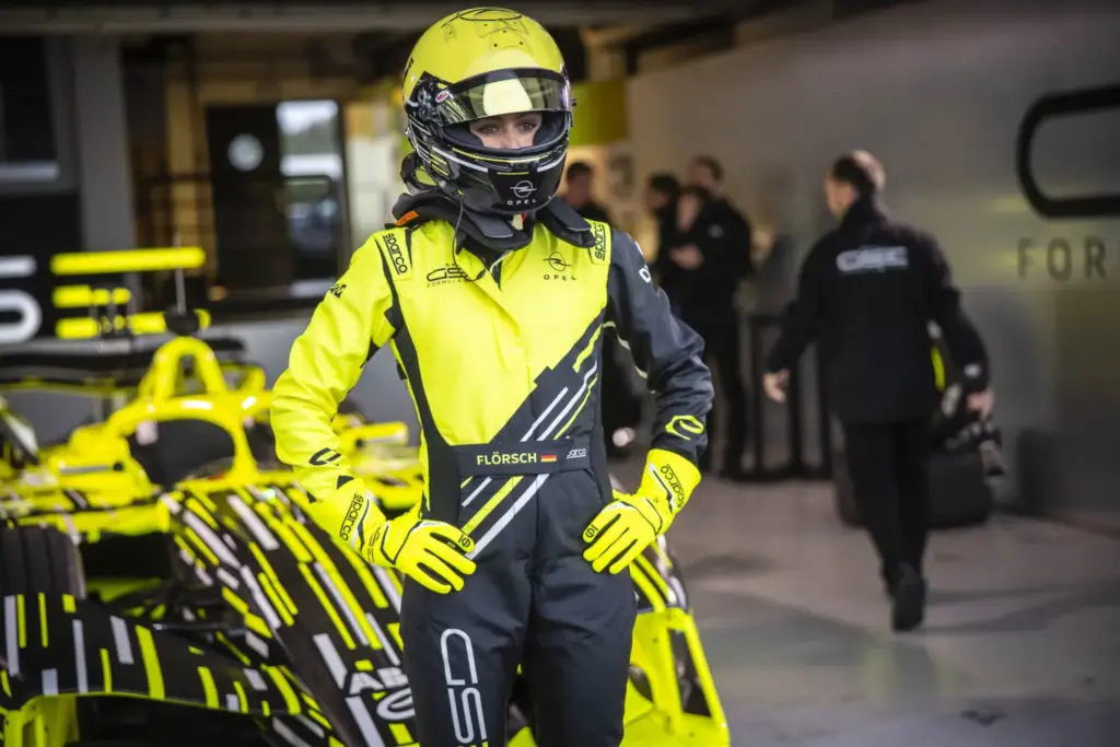 Opel se alía con Sparco para vestir a su equipo de Fórmula E con la mejor tecnología italiana 9 Motor16 OPEL GSE FORMULA E SPARCO sophia florsch8 Motor16
