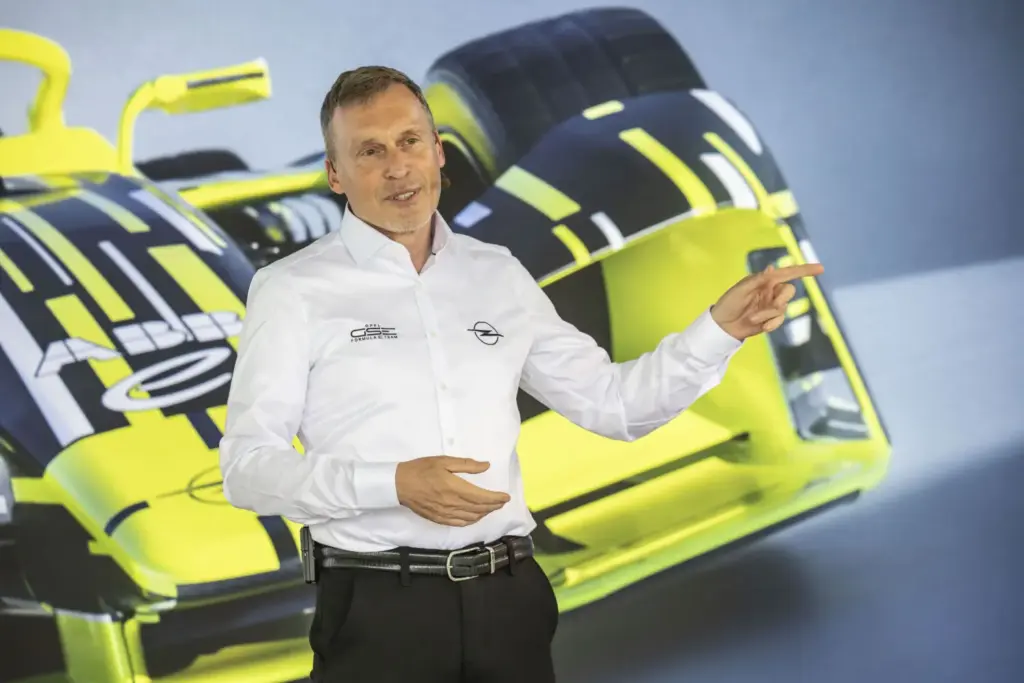 Opel se alía con Sparco para vestir a su equipo de Fórmula E con la mejor tecnología italiana 4 Motor16 OPEL GSE FORMULA E jorg schrott Motor16