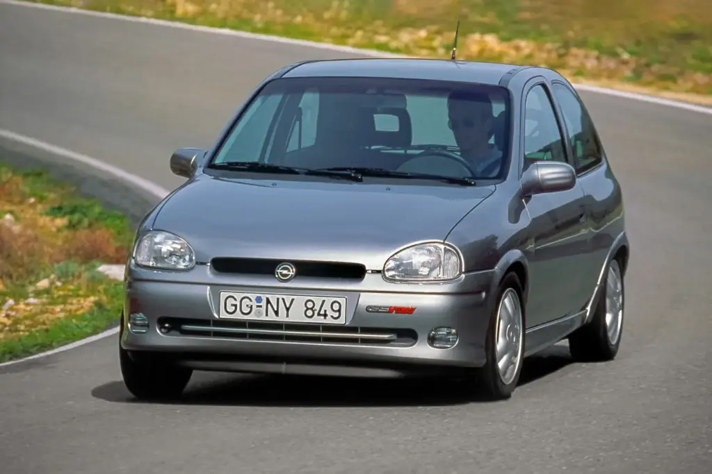 Opel Corsa GSE, el deportivo eléctrico que continúa la saga de los GSi y OPC 11 Motor16 Opel Corsa B GSi1 Motor16