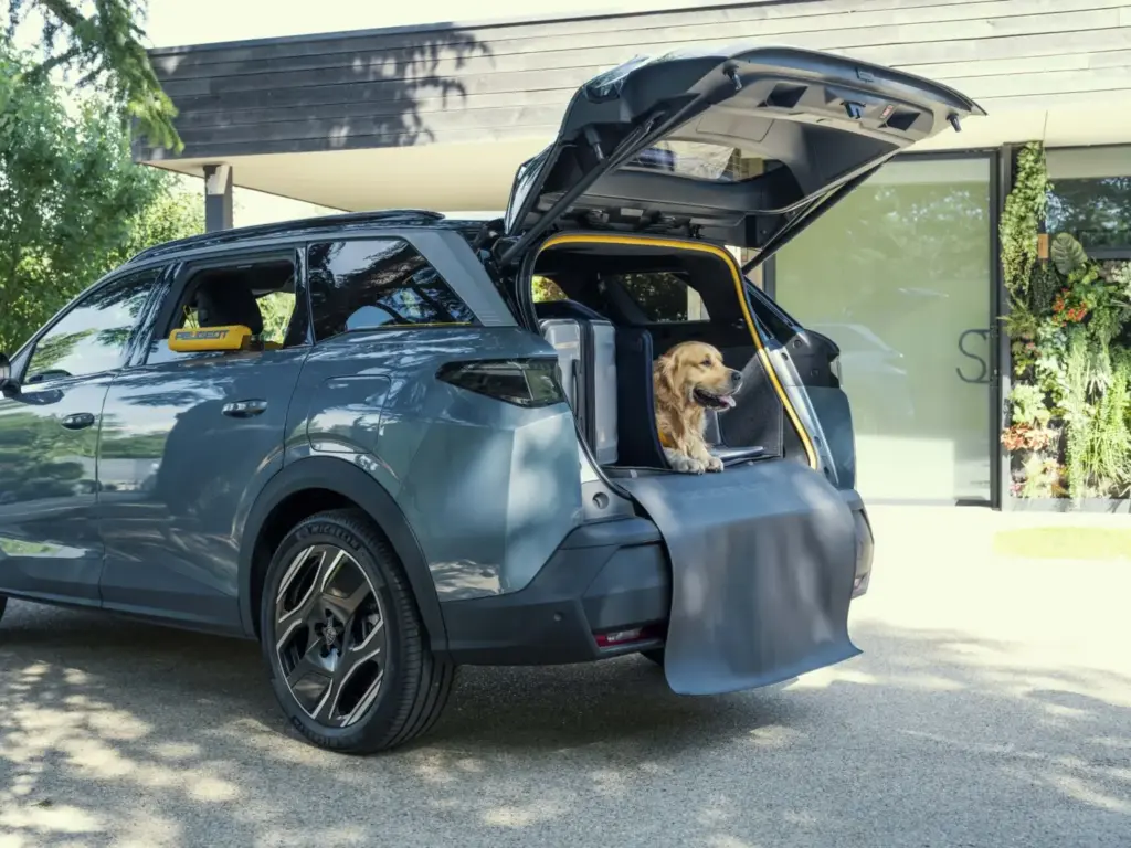 Peugeot E-5008 Dog Edition Concept. Visión canina 1 Motor16 PEUGEOT E 5008 DOG EDITION 2 Motor16