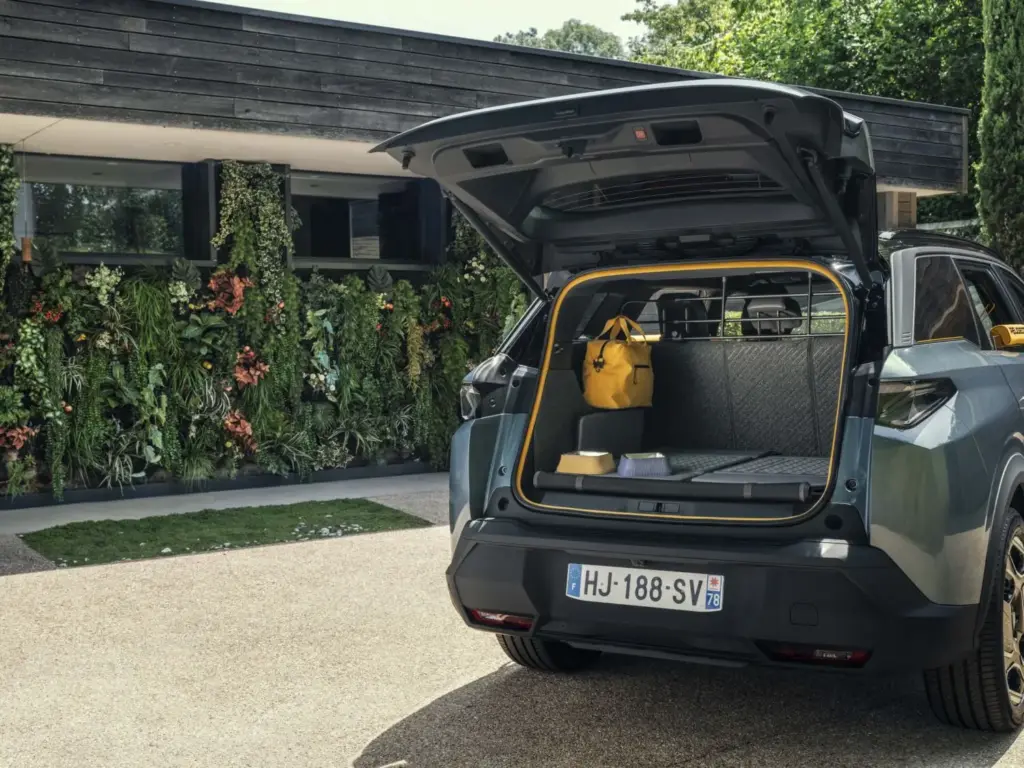 Peugeot E-5008 Dog Edition Concept. Visión canina 8 Motor16 PEUGEOT E 5008 DOG EDITION 8 Motor16