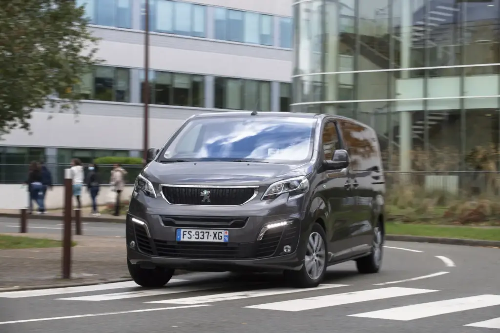 PEUGEOT TRAVELLER 1 GENERACION Motor16