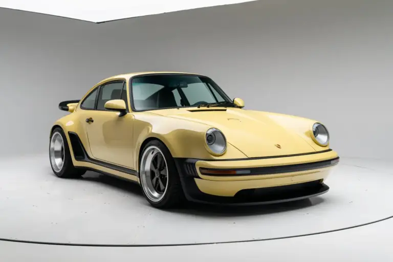 El restomod Singer Porsche 911 Classic Turbo ‘Limoncello’ de 453 CV se subasta con solo 77 millas en Bring a Trailer