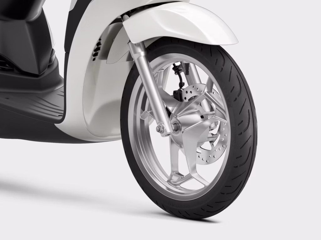Piaggio retira del mercado el Liberty 2026 por un faro defectuoso: ¿afecta a España? 3 motor16 Piaggio Liberty 50 primer plano 1920x1440 Rueda delantera 1 Motor16