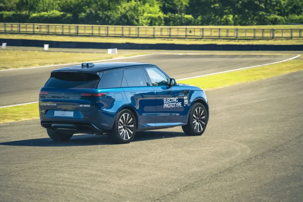 Range Rover confirma la llegada del Sport Electric, su segundo modelo eléctrico de batería 8 Motor16 RANGE ROVER SPORT ELECTRIC 5 Motor16