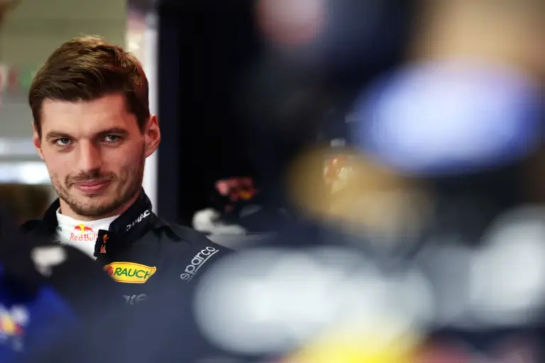 Verstappen denuncia peligro tras nuevo fallo del alerón trasero en Silverstone