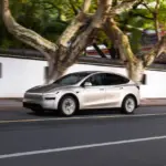 Tesla Model Y L: tres filas de asientos, pantalla de 16 pulgadas y solo 3 km menos de autonomía