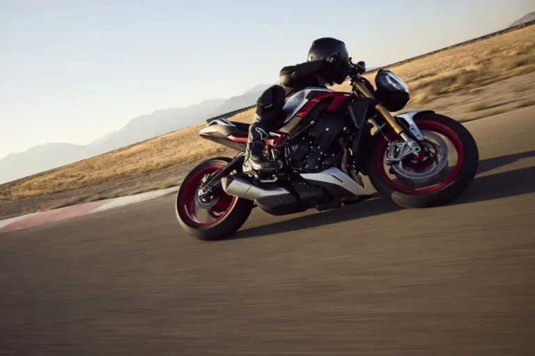 Triumph lanza la Street Triple 765 RX, naked deportiva limitada a un año con Öhlins y 130 CV
