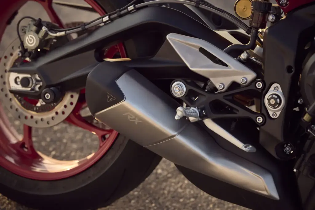 Triumph lanza la Street Triple 765 RX, naked deportiva limitada a un año con Öhlins y 130 CV 1 Motor16 Triumph Street Triple 765 RX MY26 4684 JP Motor16