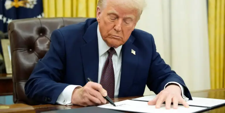 Trump pone fin al mandato del coche eléctrico en EEUU y resucita las normas CAFE