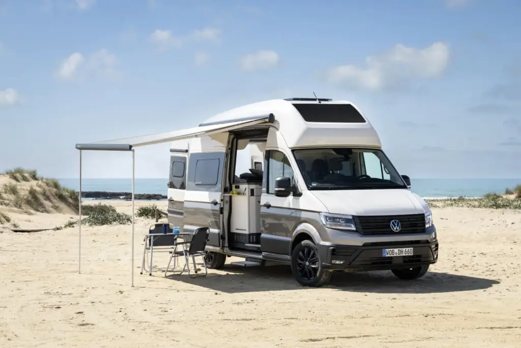 El Volkswagen Grand California y las placas solares con las que suma un 40% más de autonomía energética para viajar sin depender de enchufes 4 Motor16 VOLKSWAGEN GRAND CALIFORNIA SOLAR 1 Motor16