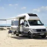 El Volkswagen Grand California y las placas solares con las que suma un 40% más de autonomía energética para viajar sin depender de enchufes