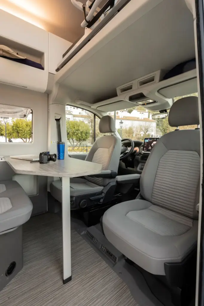 El Volkswagen Grand California y las placas solares con las que suma un 40% más de autonomía energética para viajar sin depender de enchufes 12 Motor16 VOLKSWAGEN GRAND CALIFORNIA SOLAR 10 Motor16