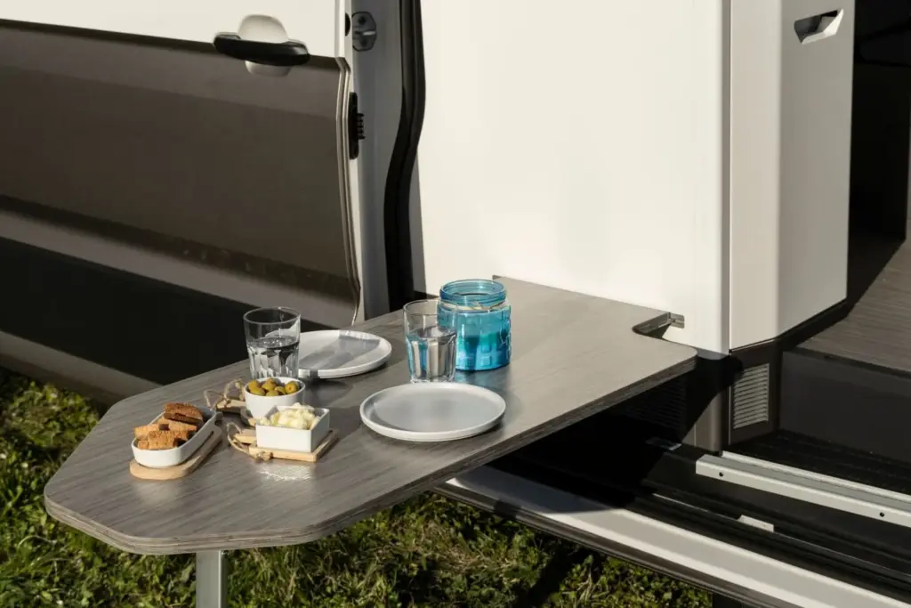 El Volkswagen Grand California y las placas solares con las que suma un 40% más de autonomía energética para viajar sin depender de enchufes 14 Motor16 VOLKSWAGEN GRAND CALIFORNIA SOLAR 12 Motor16