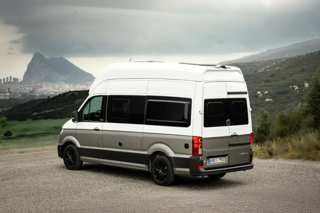El Volkswagen Grand California y las placas solares con las que suma un 40% más de autonomía energética para viajar sin depender de enchufes 7 Motor16 VOLKSWAGEN GRAND CALIFORNIA SOLAR 3 Motor16