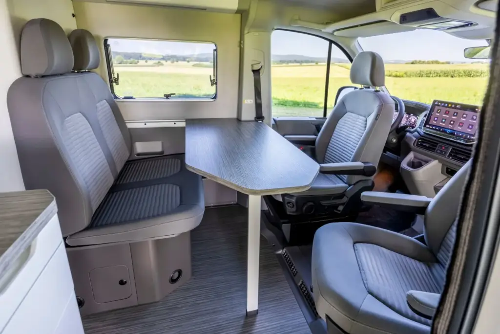 El Volkswagen Grand California y las placas solares con las que suma un 40% más de autonomía energética para viajar sin depender de enchufes 2 Motor16 VOLKSWAGEN GRAND CALIFORNIA SOLAR 4 Motor16
