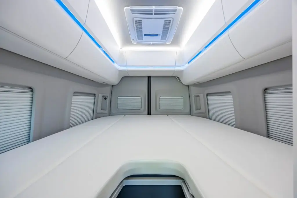 El Volkswagen Grand California y las placas solares con las que suma un 40% más de autonomía energética para viajar sin depender de enchufes 9 Motor16 VOLKSWAGEN GRAND CALIFORNIA SOLAR 6 Motor16