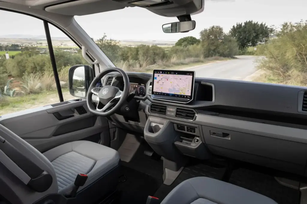 El Volkswagen Grand California y las placas solares con las que suma un 40% más de autonomía energética para viajar sin depender de enchufes 10 Motor16 VOLKSWAGEN GRAND CALIFORNIA SOLAR 7 Motor16