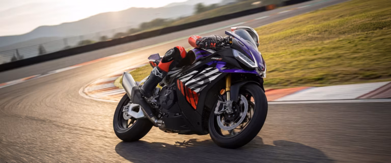 Aprilia RSV4 Factory 2026 estrena suspensión inteligente que se adapta curva a curva