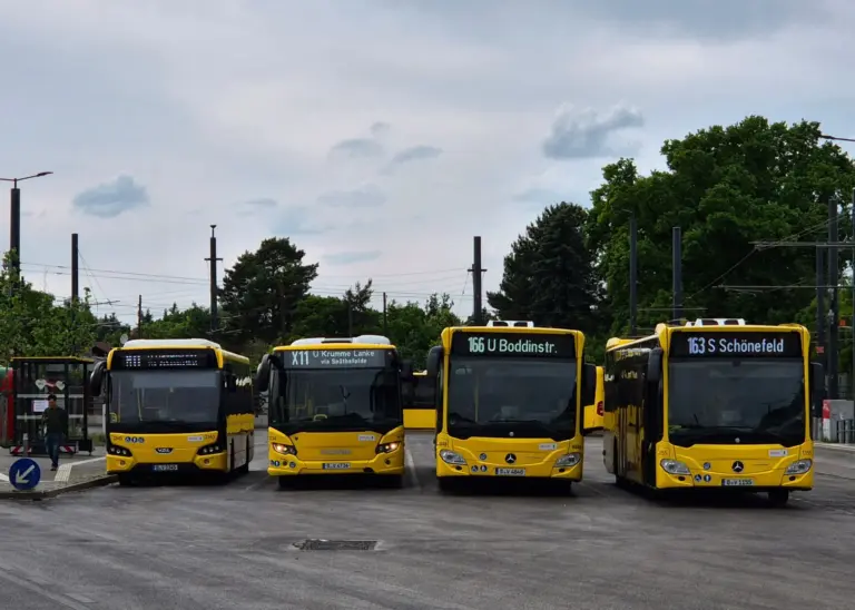 La empresa de autobuses de Mieres renueva su flota con un autobús híbrido de segunda mano por 275.000 euros