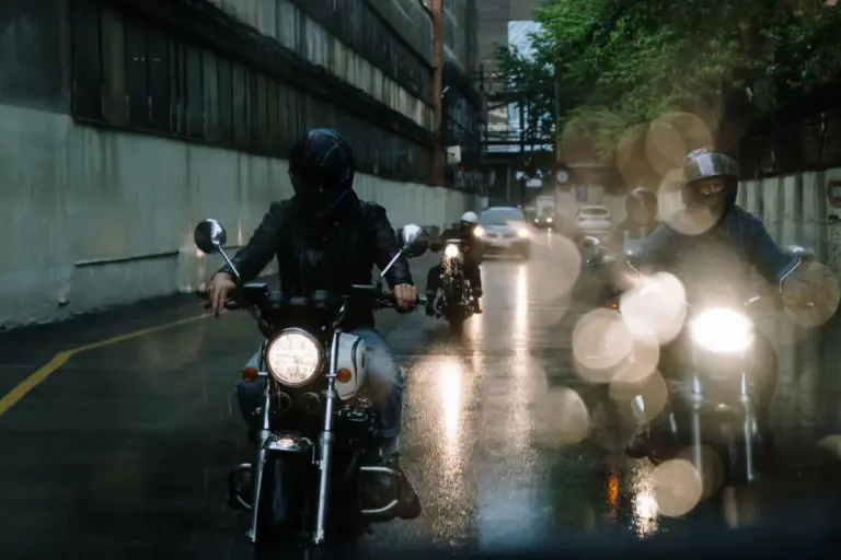 Los 5 consejos de BDS para conducir bajo la lluvia en moto sin sustos